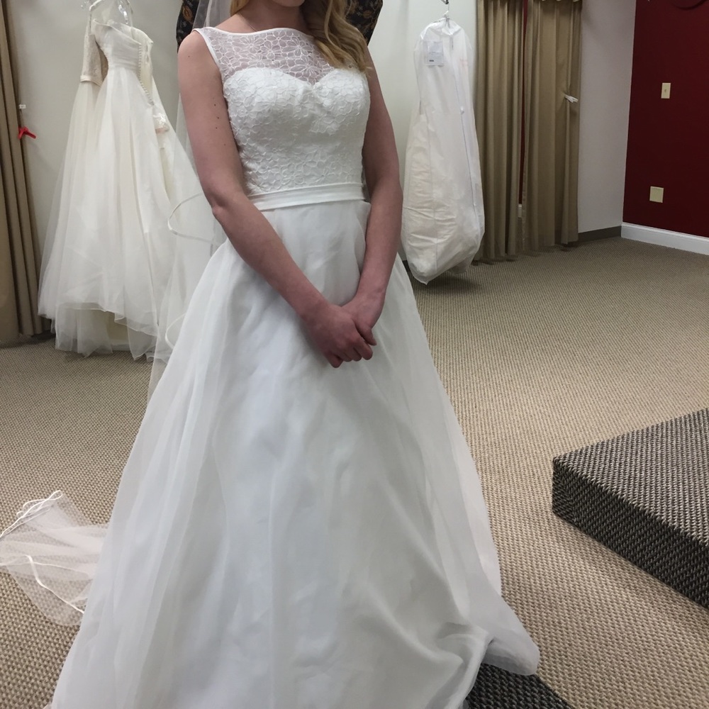 Size 4 Wedding Dress Ivory. New and beautiful. - Picture 2 of 8